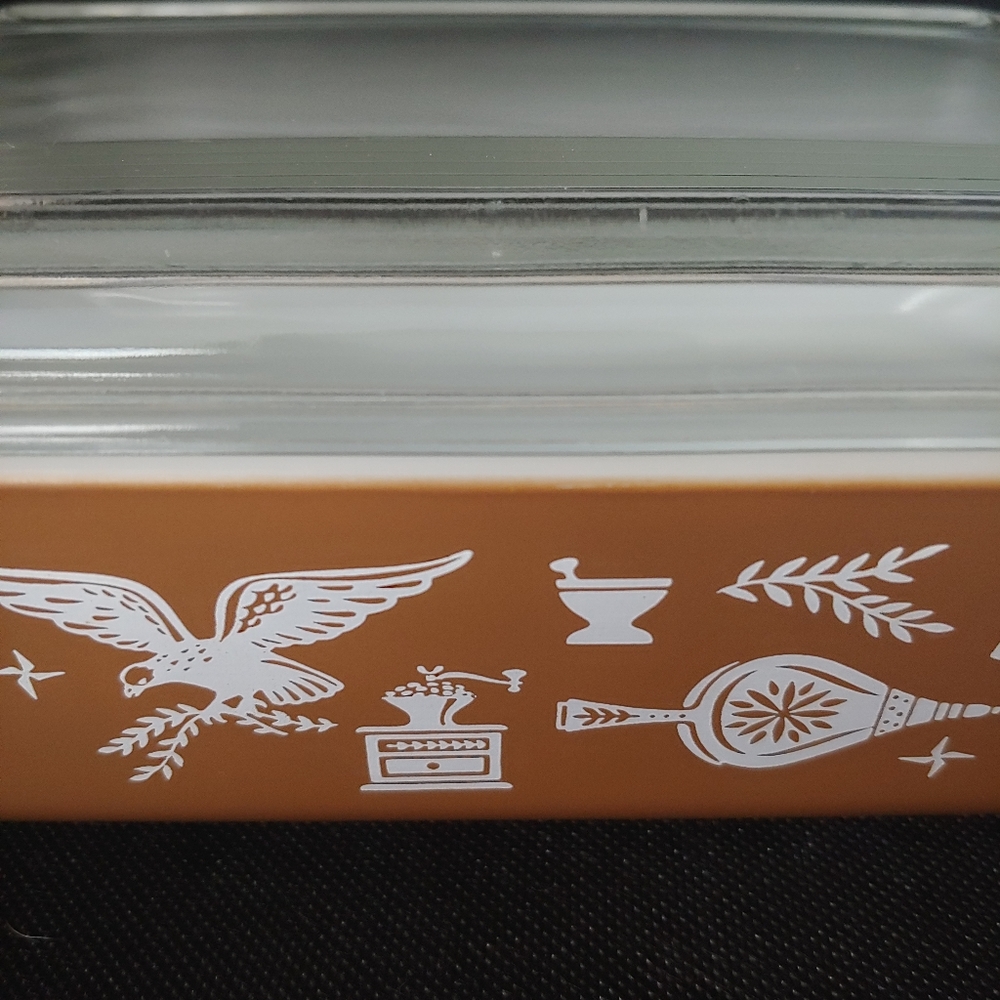 Pre-Owned Pyrex Early American Dish with Lid